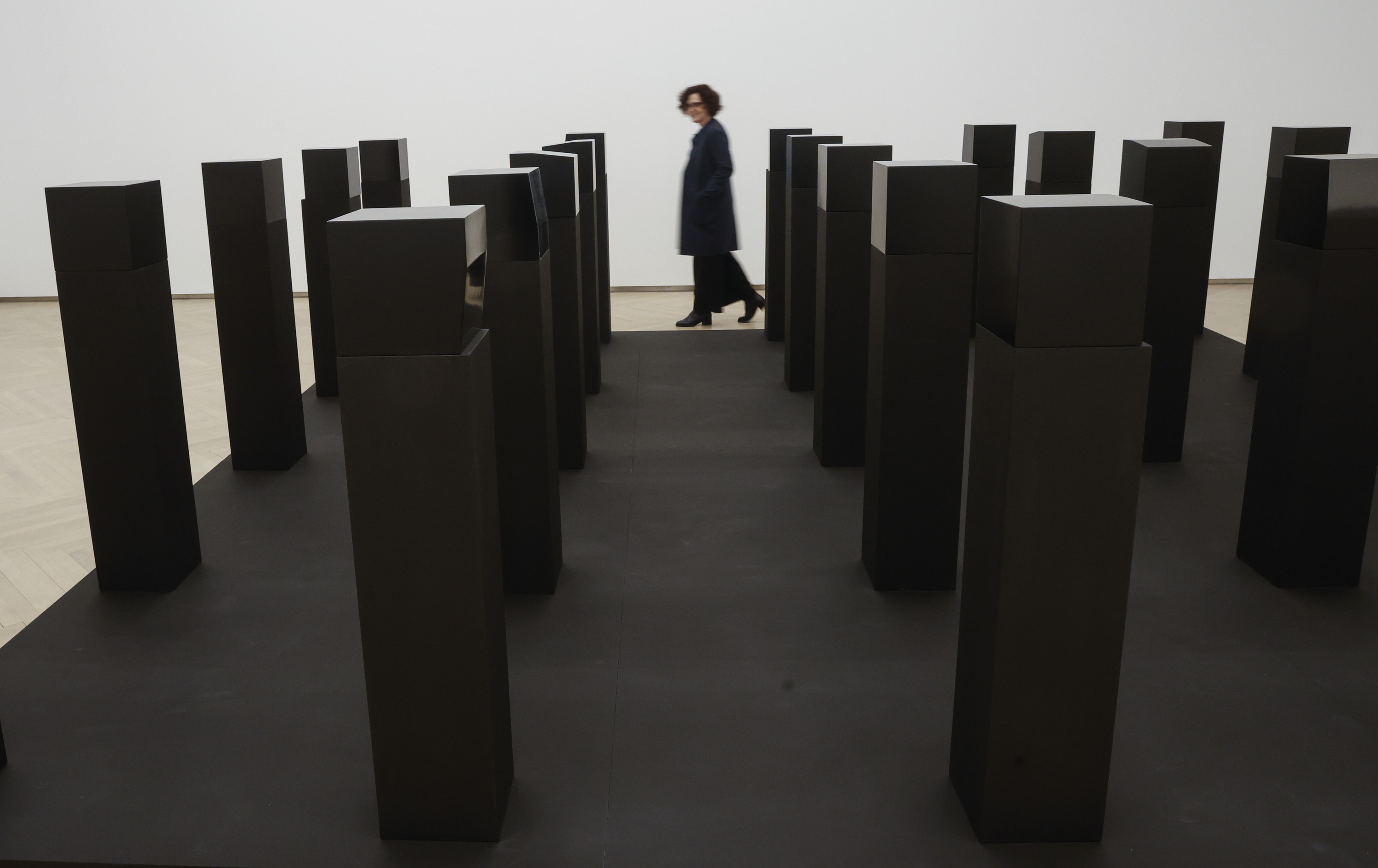 Bisitari bat Donostiako Kubo Kutxa aretoan, Elena Asinsen erakusketa ikusten. JUAN HERRERO / EFE