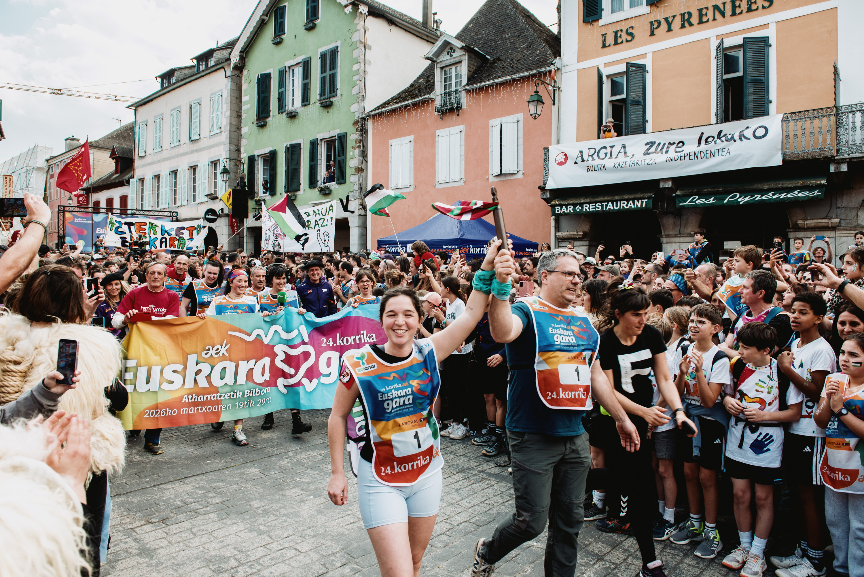 Xarlot Etxeberri eta Ximun Karrere, lekukoa eskutan dutela, Korrikaren hasieran. GUILLAUME FAUVEUAU