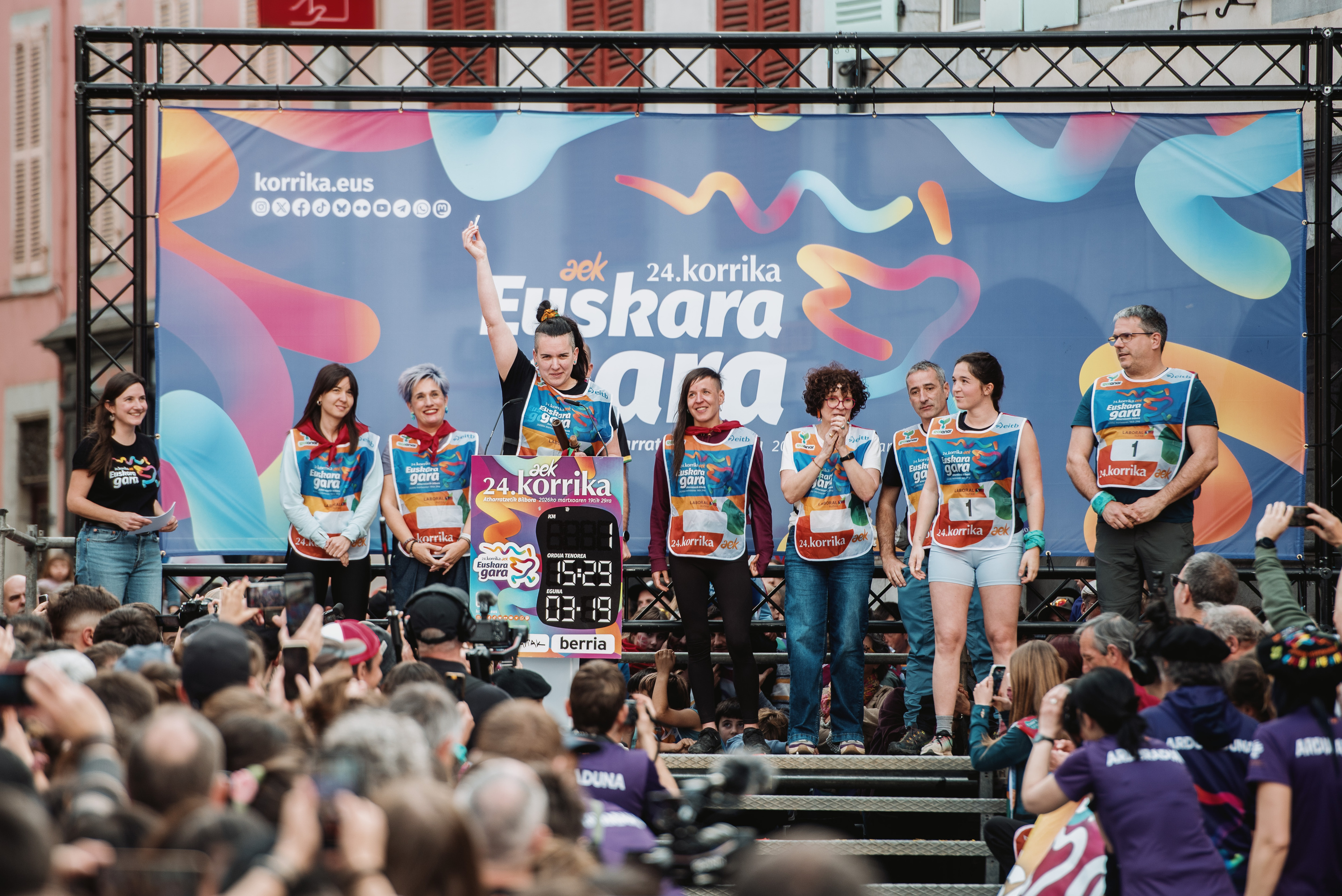 Ane Elordi Korrikaren koordinatzailea, Korrika abiatzeko ekitaldi nazionalean, Atharratzen. GUILLAUME FAUVEAU