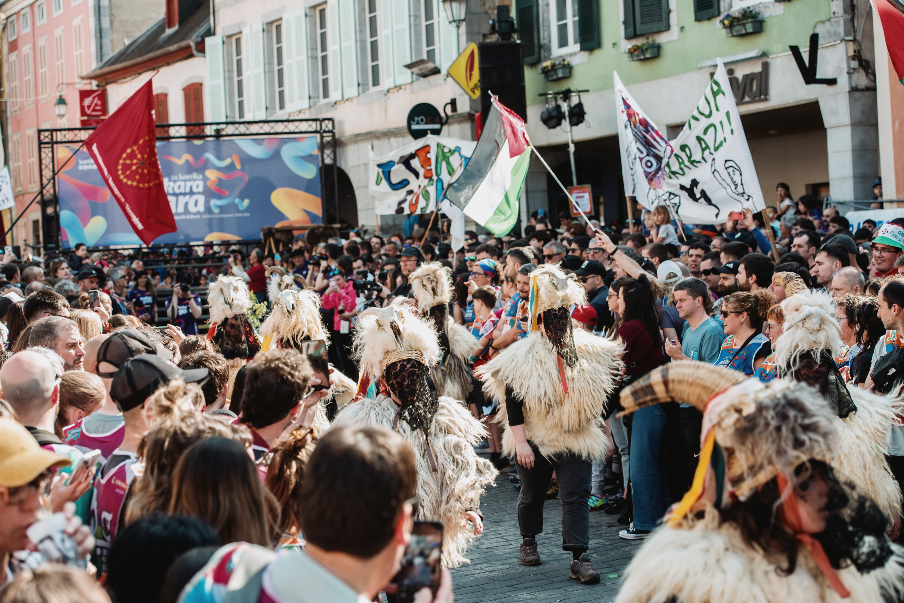 Joaldunak Atharratzeko plazan, Korrika hasi aurretik. GUILLAUME FAUVEAU