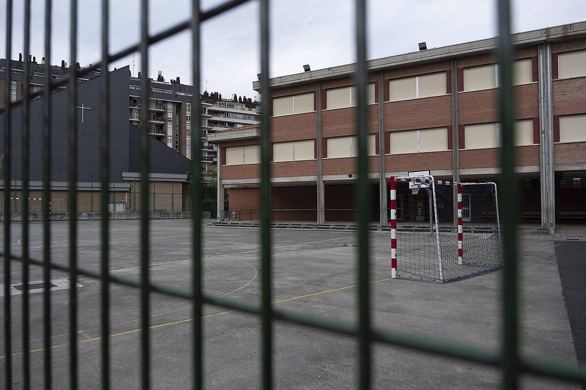 Donostiako Amara Berri ikastetxeko jolastokia, hutsik. JON URBE / FOKU