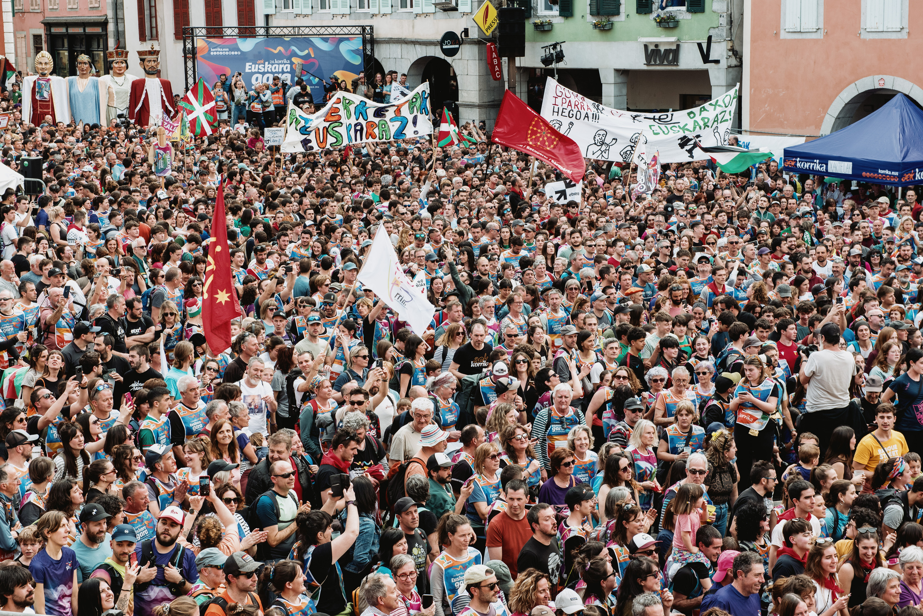 Atharratzeko plaza jendez gainezka Korrika hasi aurretik. GUILLAUME FAUVEAU