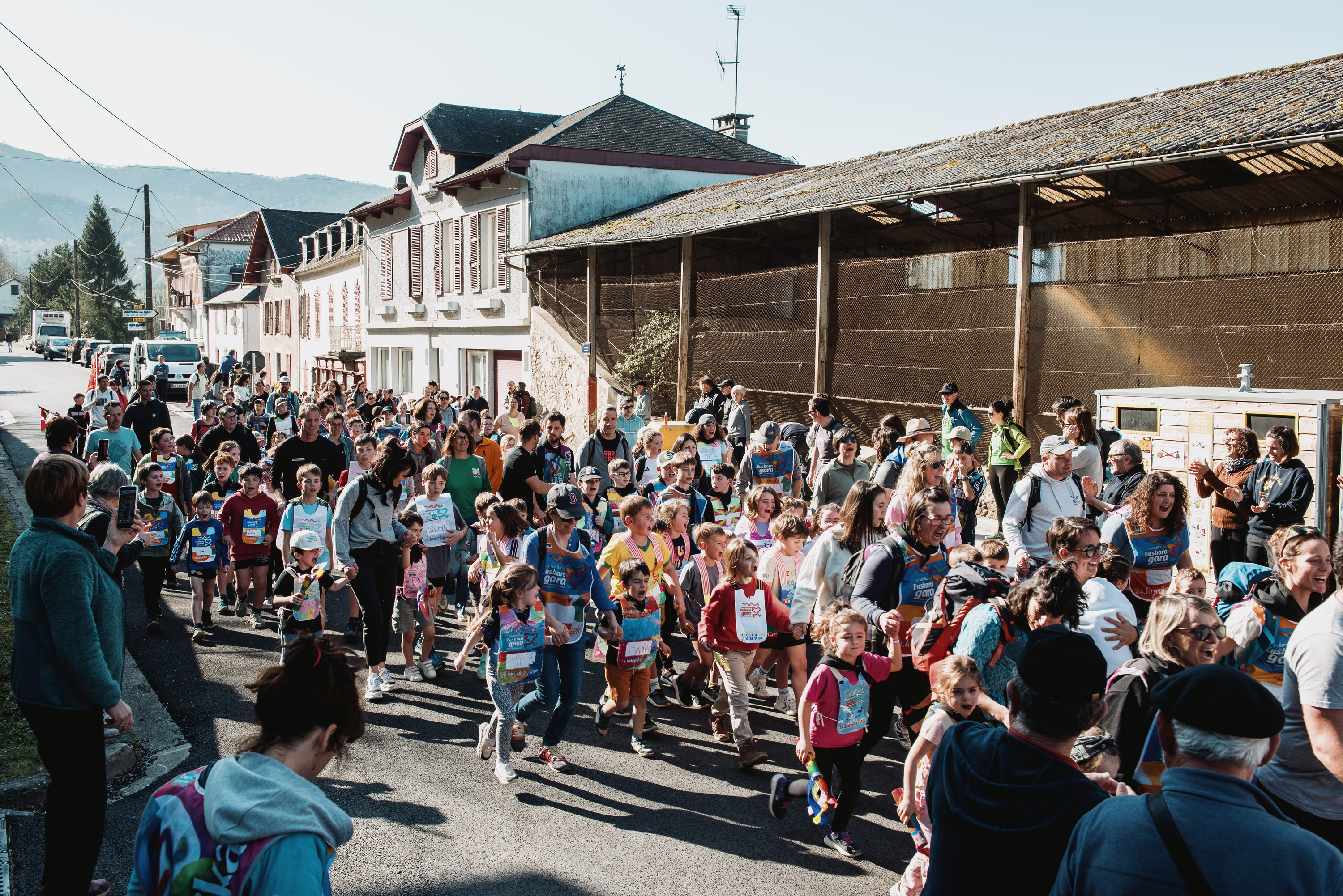 Gurasoak haurrekin Korrika ttipian. GUILLAUME FAUVEAU