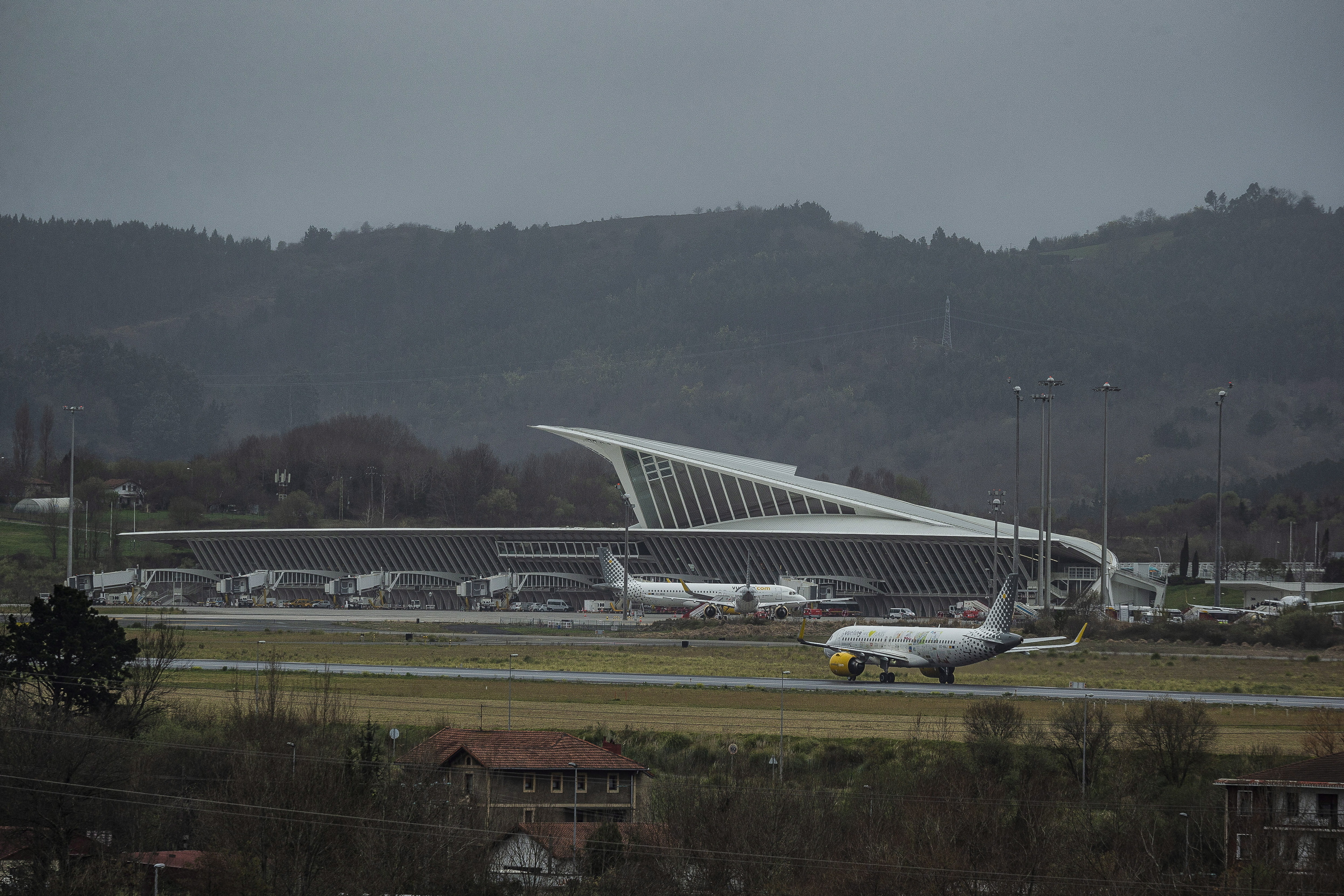 Hegazkin bat lur hartzen Loiuko aireportuan. ARITZ LOIOLA / FOKU