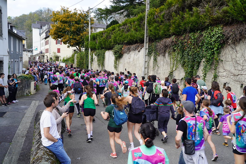 Dozenaka euskaltzale Korrikan parte hartzen, Atharratzen. AEK