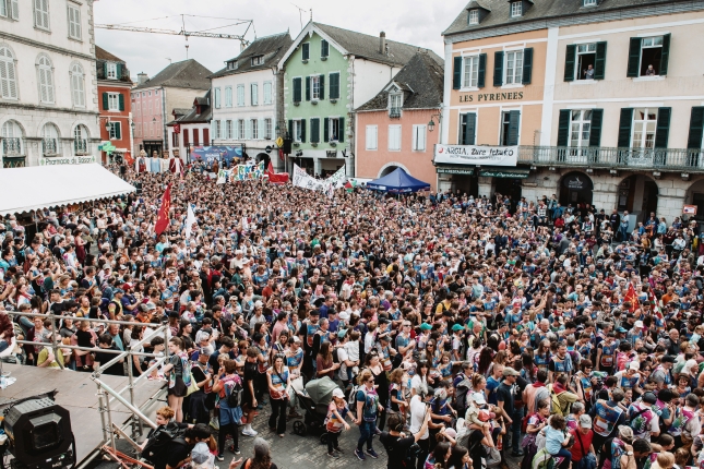 Atharratzeko plaza jendez lepo, gaur eguerdian. GUILLAUME FAUVEAU