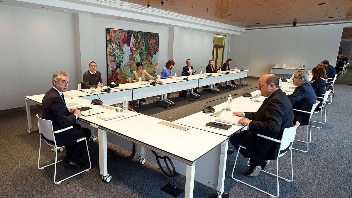 Iñigo Urkullu Eusko Jaurlaritzako lehendakaria talde politikoekin batuta, Gasteizen. BERRIA