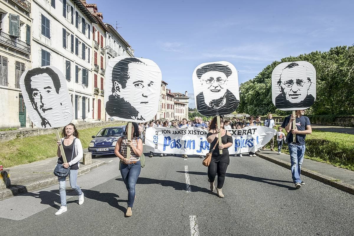 Ion Parot, Unai Parot, Jakes Esnal, eta Frederic Haranbururen baldintzapeko askatasuna eskatzeko manifestaldia Baionan, 2018ko ekainean. ISABELLE MIQUELESTORENA