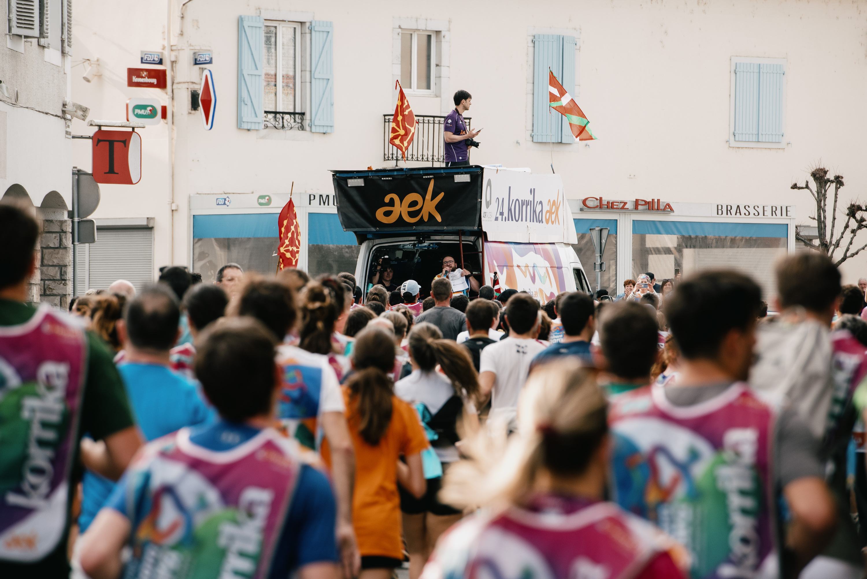 AEKren furgoneta jendetzaren aurretik, Maulen. GUILLAUME FAUVEAU