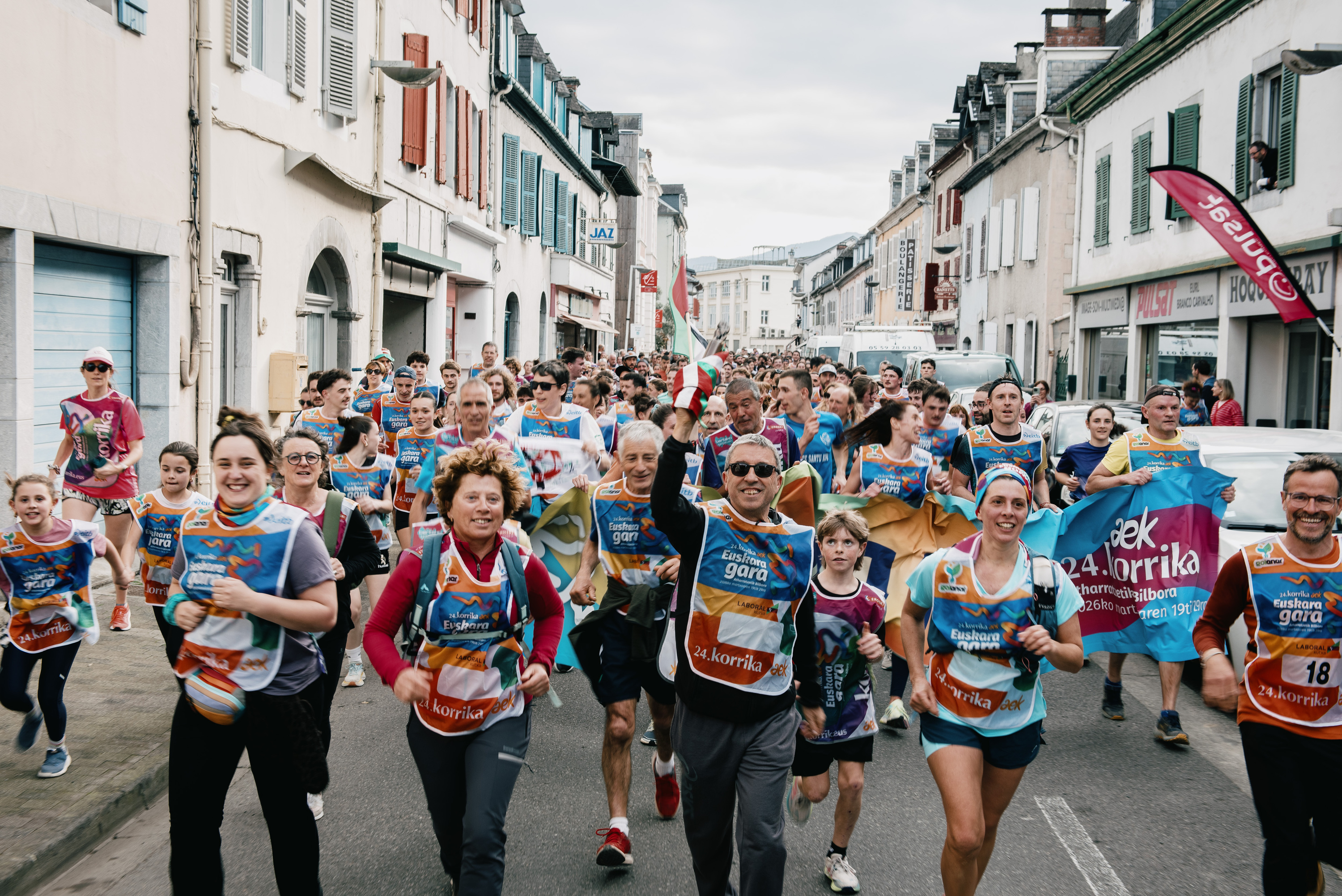 Mauleko kaleak korrikalariez beteta. GUILLAUME FAUVEAU