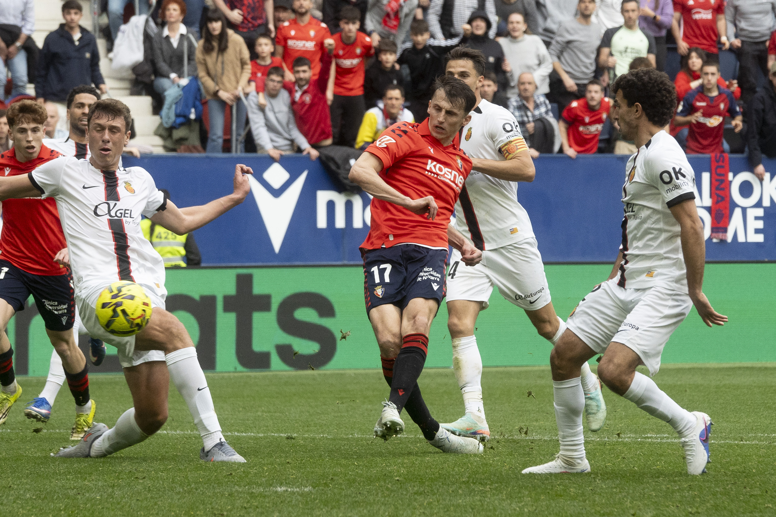 Ante Budimir Osasunako jokalaria erremate bat egiten Mallorcaren aurkako partidan. IÑIGO URIZ / FOKU