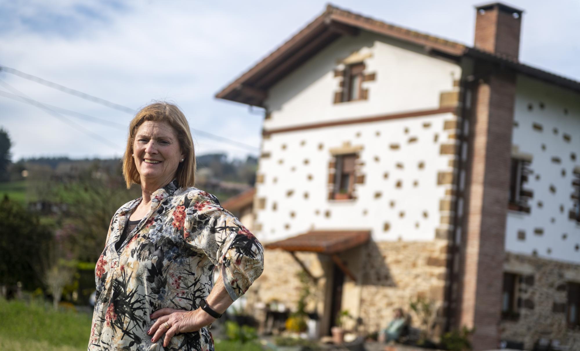 Ana Mari Llaguno bere baserriaren aurrean, Zallan. JAIZKI FONTANEDA / FOKU