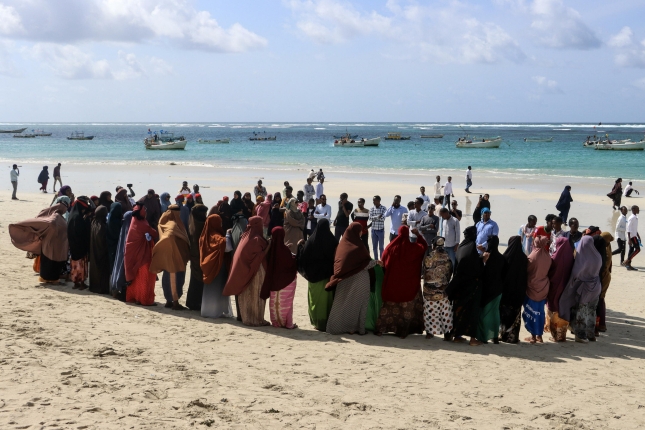 Hainbat herritar protestan Muqdishoko hondartza batean, Al-Shabbabek iazko abuztuan egindako eraso bat salatzeko. SAID YUSUF WARSAME / EFE