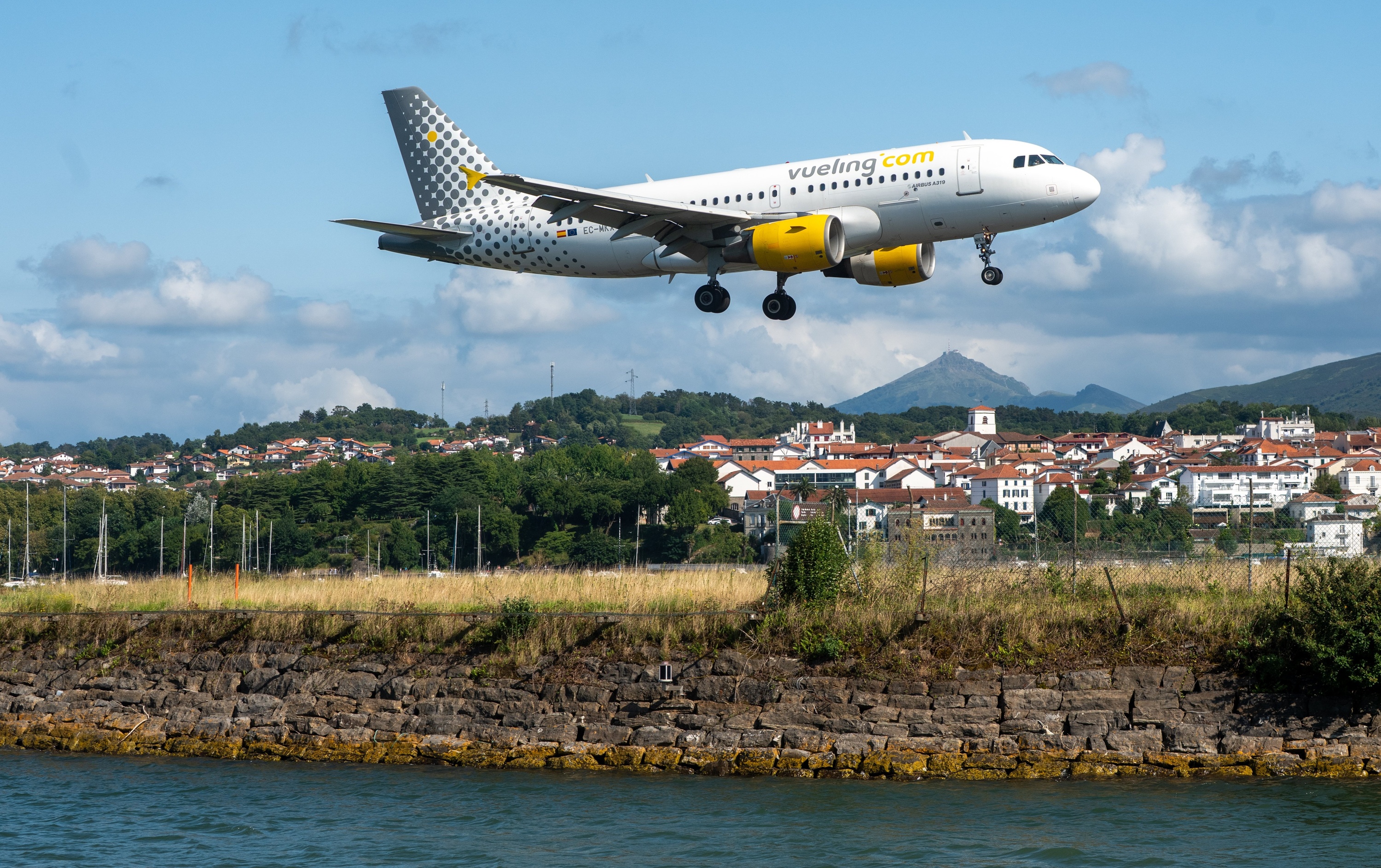 Hegazkin bat Hondarribiko aireportuan lur hartzen. GORKA RUBIO / FOKU