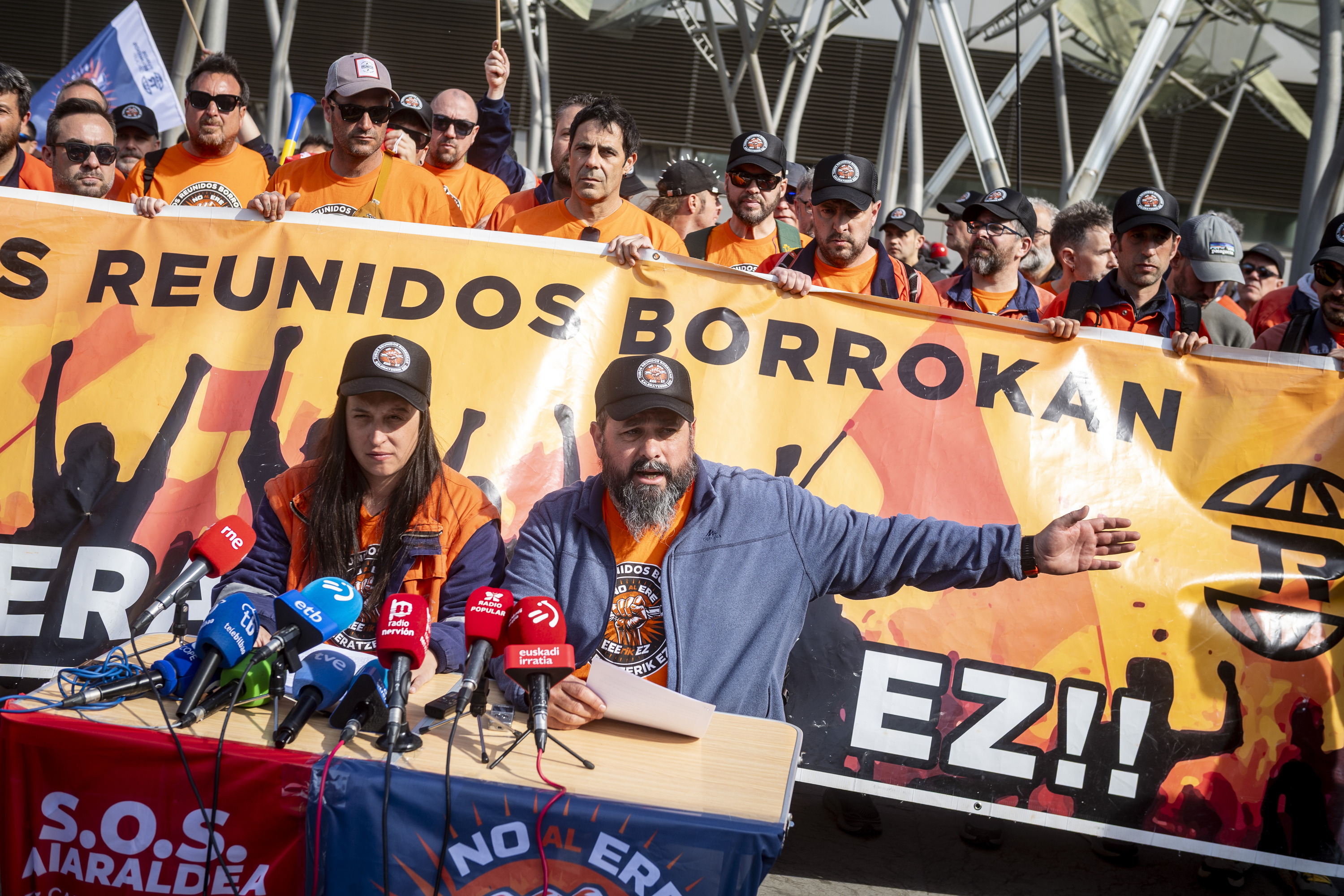 Enpresa batzordearen ordezkariak, langileek inguratuta, gaur, Bilbon. JAIZKI FONTANEDA / FOKU