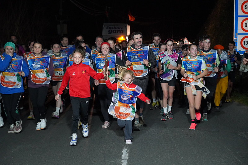 Donibane Garaziko gazteak, lekukoarekin. AEK