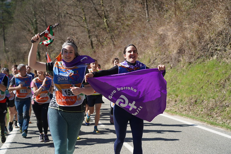 Xaiki eta Otxanda talde feministen kideak lekukoarekin. AEK