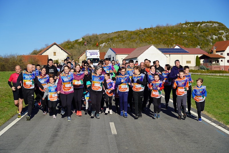 Korrikalariak errepide osoa hartuta. AEK