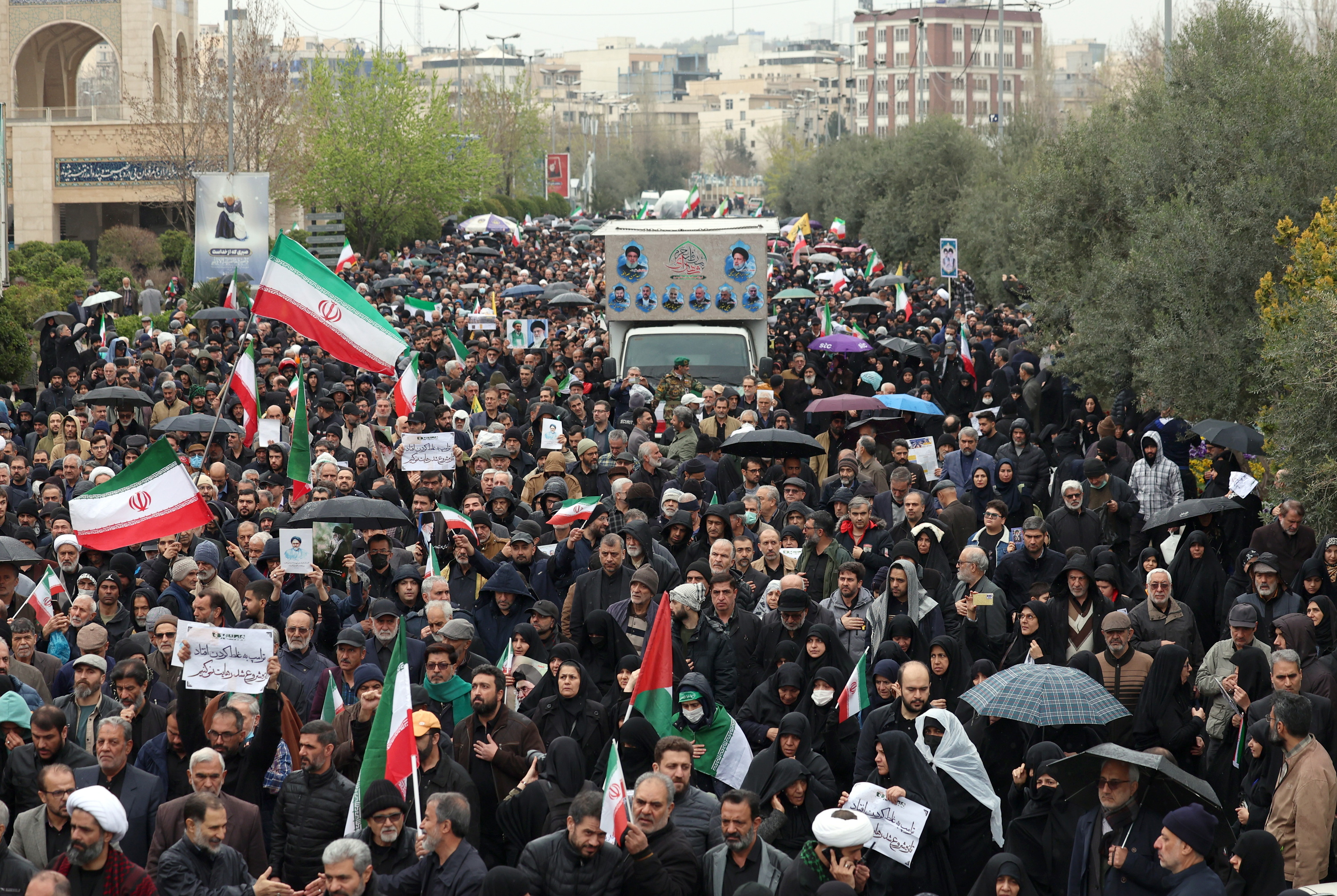 Herritarrak Esmail Jatib Irango Inteligentzia ministroaren eta bere senideen hiletan, gaur, Teheranen. ABEDIN TAHERKENAREH / EFE