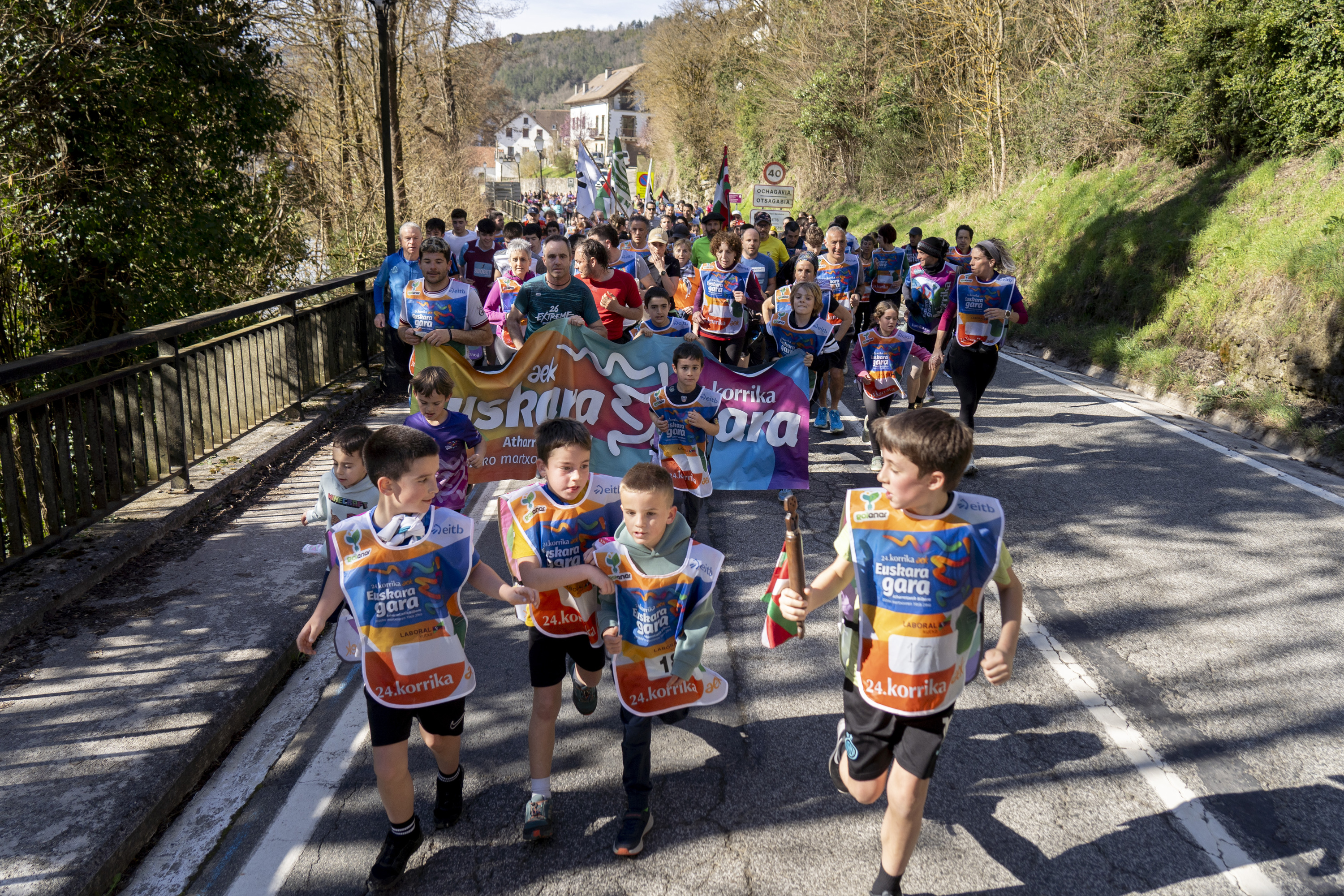 Haurrak, pozarren, Korrikaren lekukoa eskuetan. IÑIGO URIZ / FOKU