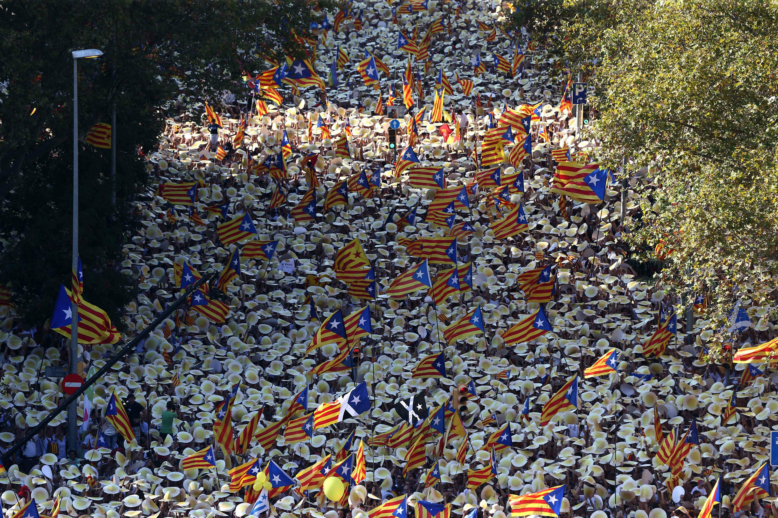 2016ko Diada egunean egindako mobilizazio erraldoia, Bartzelonan. TONI ALBIR / EFE