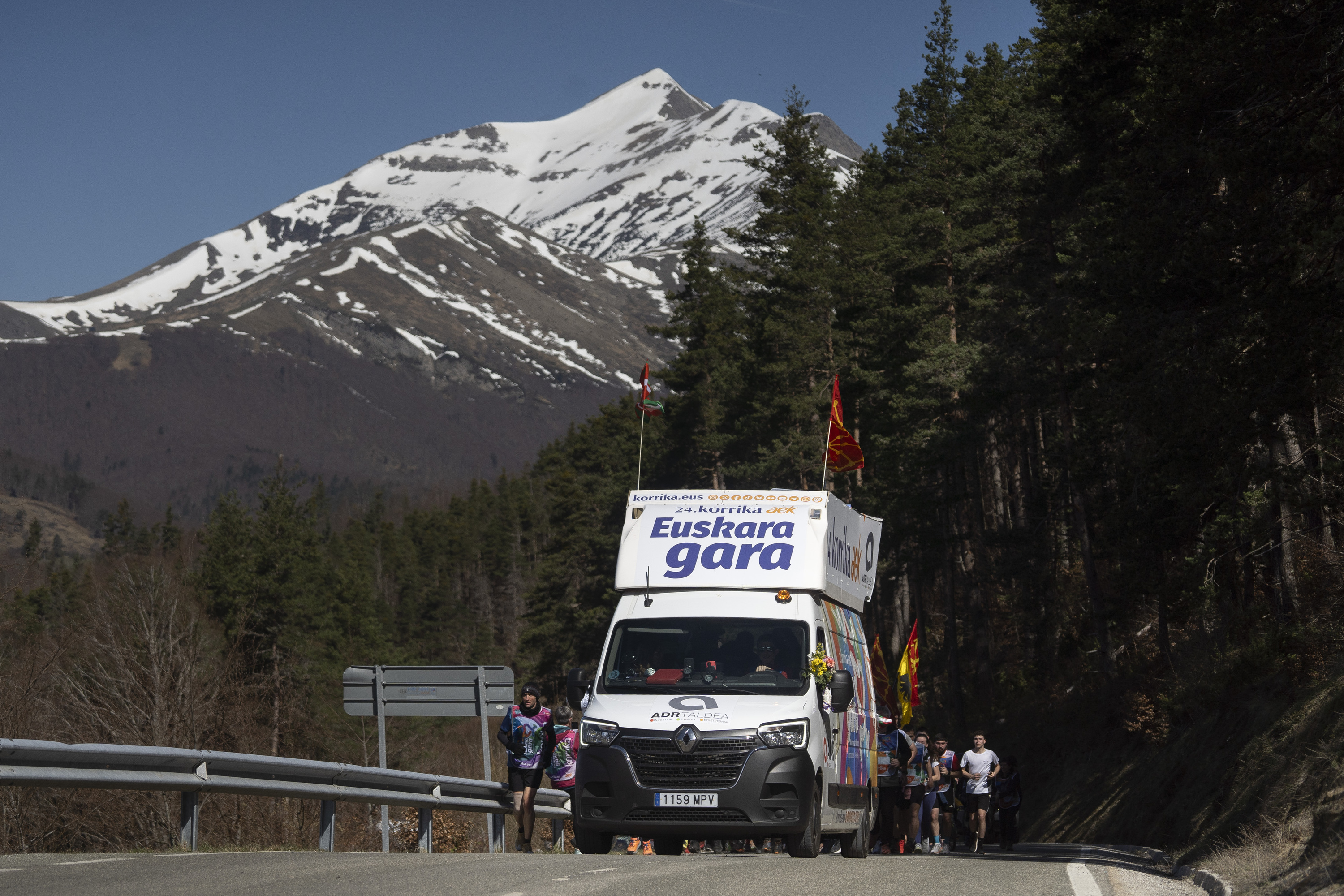 Korrikako furgoneta atzean Pirinioak dituela, gaur. IÑIGO URIZ / FOKU