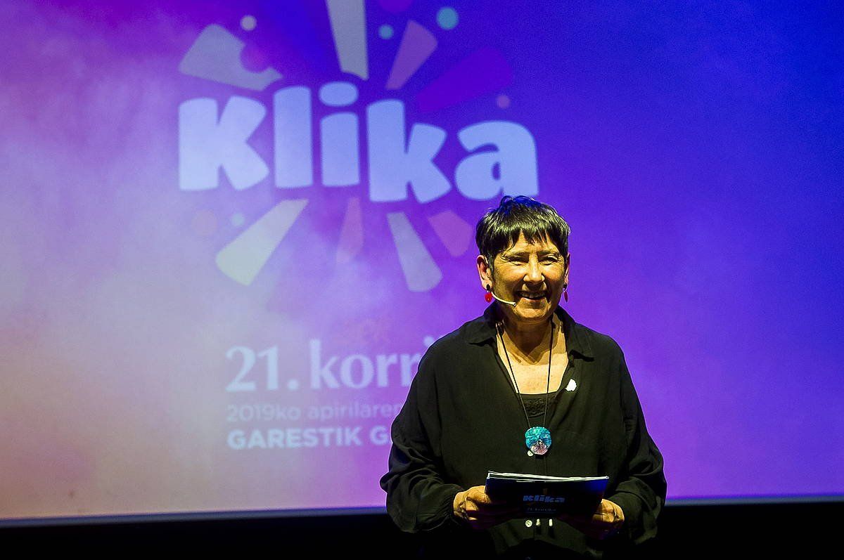 Mertxe Mugika Kike Amonarrizekin ariko da solasean euskararen inguruan. LUIS JAUREGIALTZO / FOKU