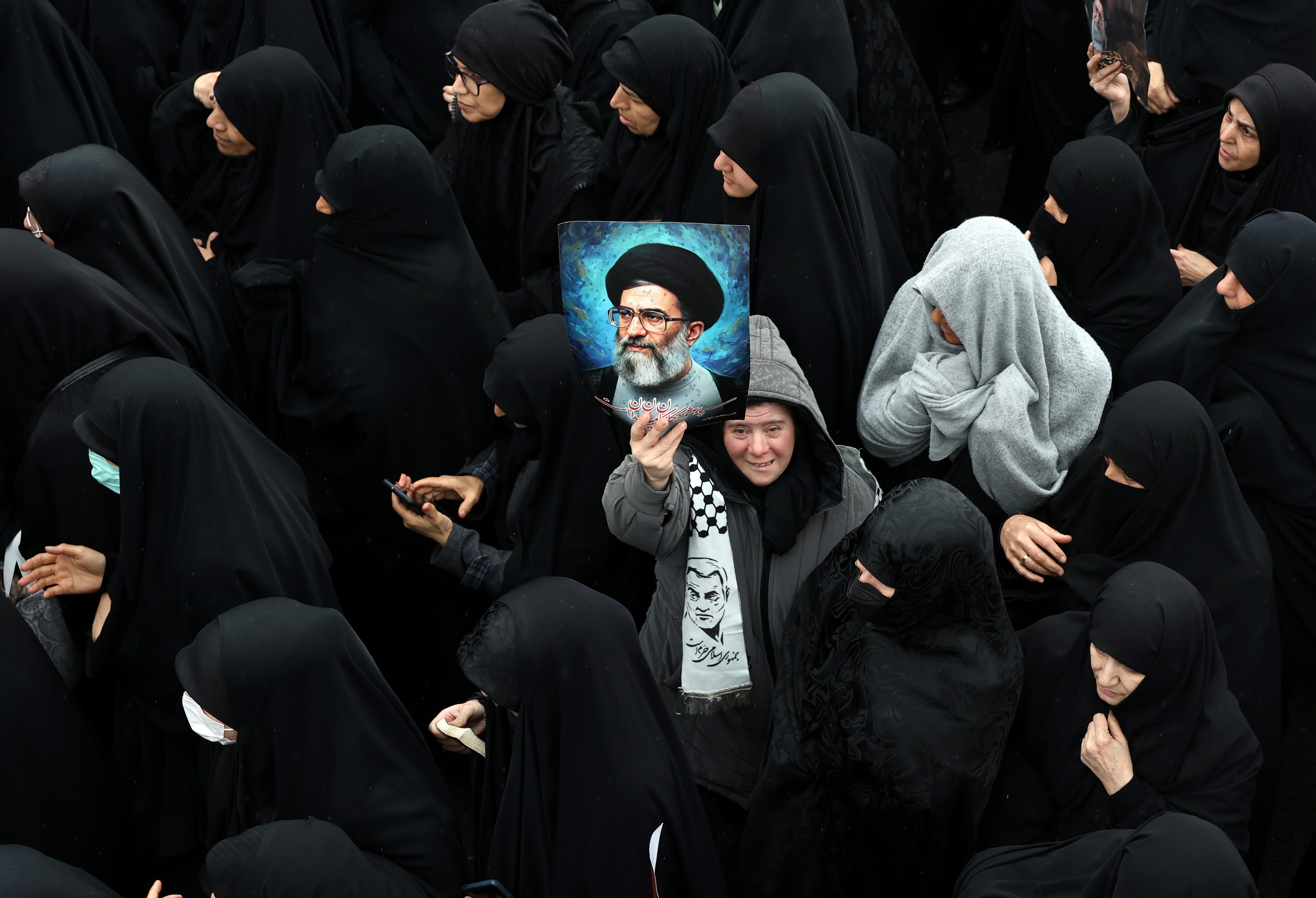 Herritar bat Ali Khameneiren argazki batekin gaur Teheranen, Esmail Jatiben hiletan. ABEDIN TAHERKENAREH / EFE