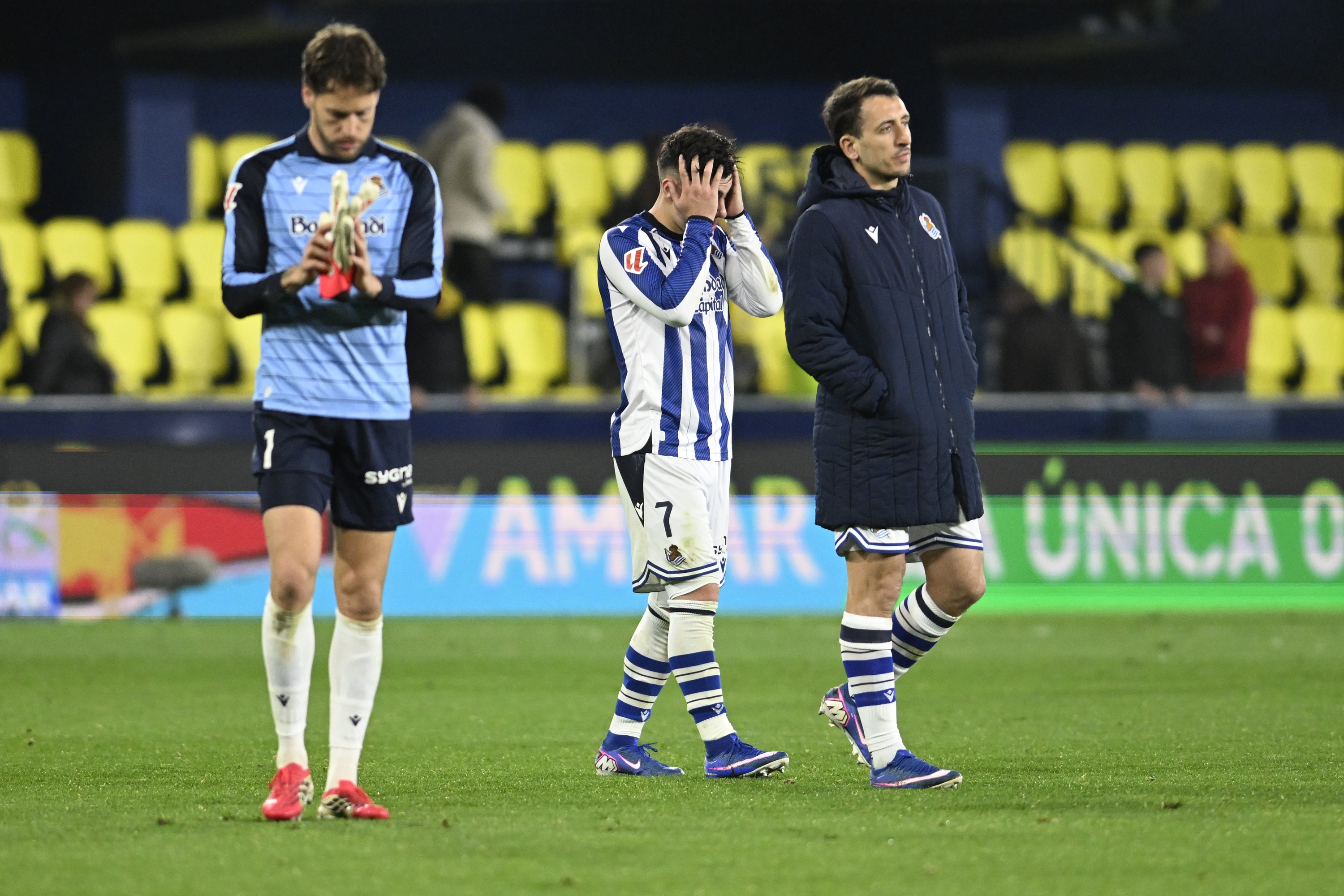 Remiro, Barrenetxea eta Oiartzabal Realeko jokalariak burumakur, Vila-realen aurka galdu ostean. ANDREU ESTEBAN / EFE