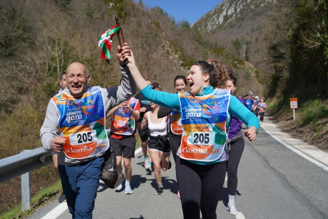 Bi euskaltzale lekukoa eskuan dutela, Izaba inguruan. AEK-KORRIKA Bi euskaltzale lekukoa eskuan dutela, Izaba inguruan. AEK-KORRIKA