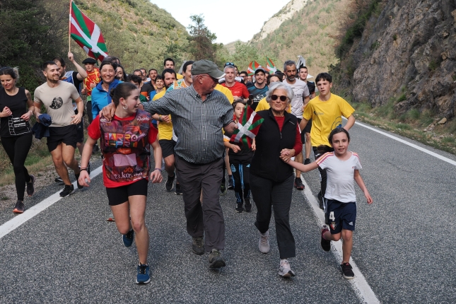 Familia bat lasterka, Nabaskoze inguruan. AEK-KORRIKA Familia bat lasterka, Nabaskoze inguruan. AEK-KORRIKA