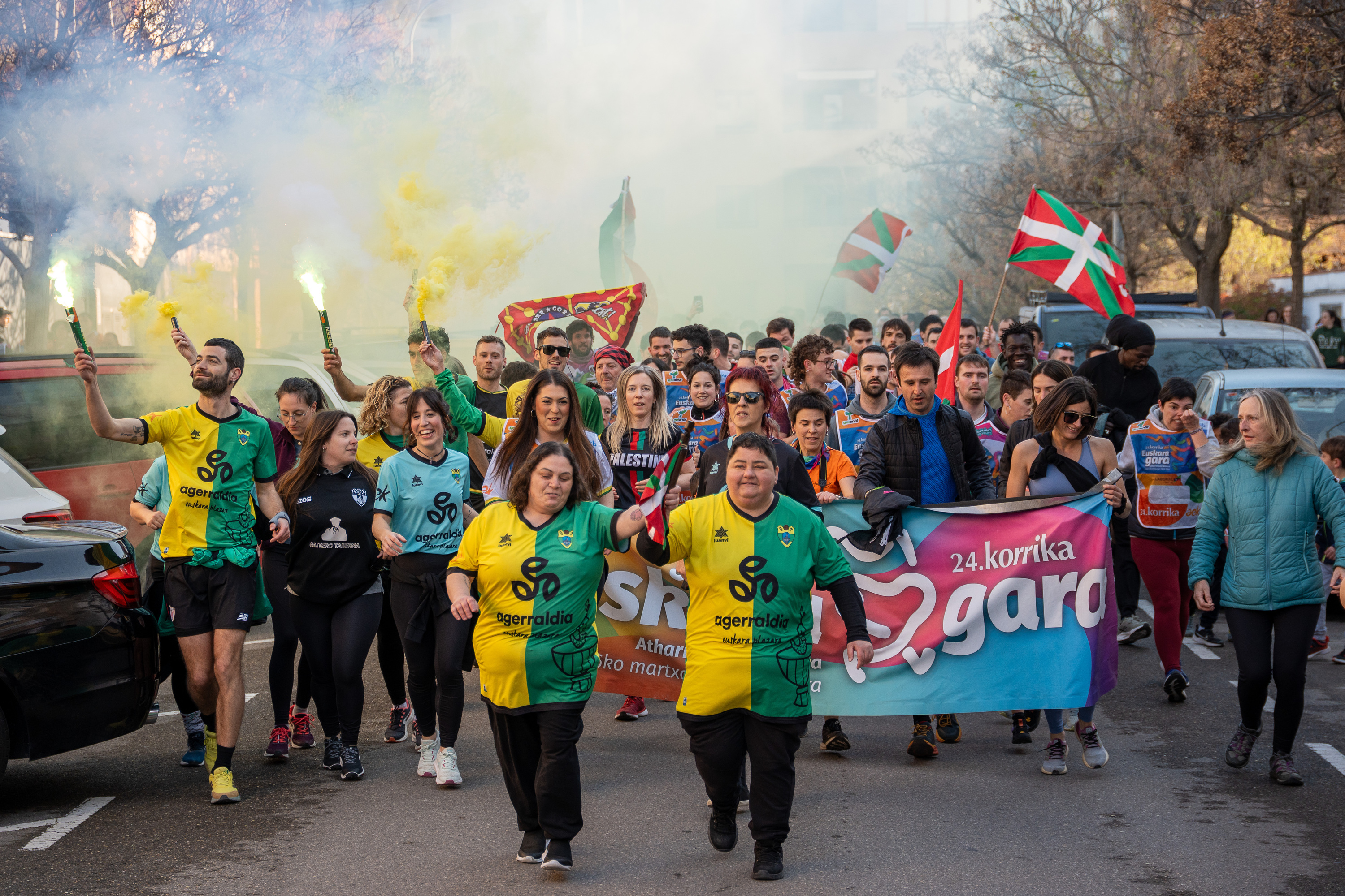 Union Tuterako taldekideak lekukoarekin Tuteran. AITOR KARASATORRE / FOKU