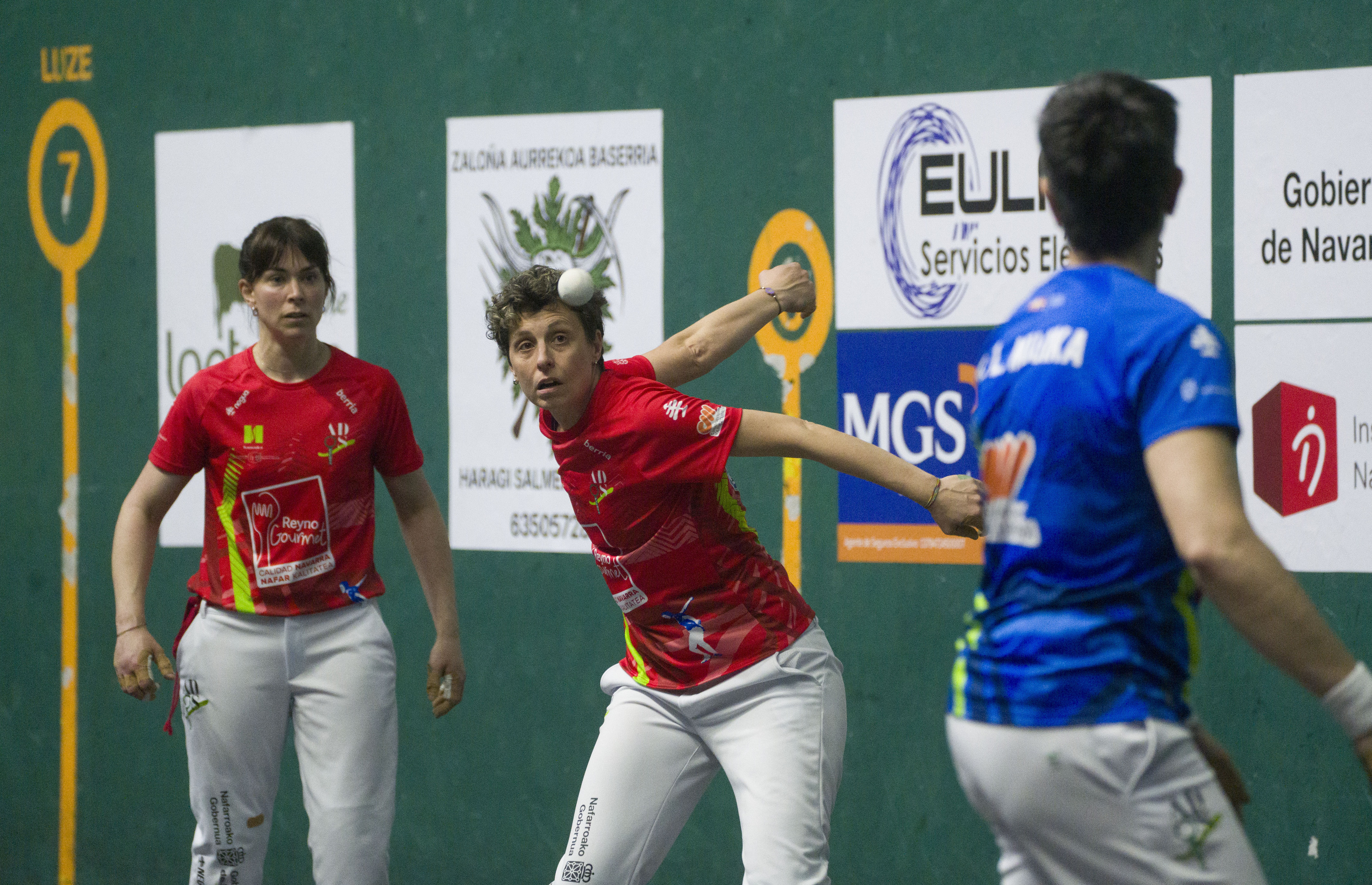 Iturriaga pilota jotzeko prest, gaur, Ados Pilotaren Binakako Txapelketako finalerdietan. JON URBE / FOKU