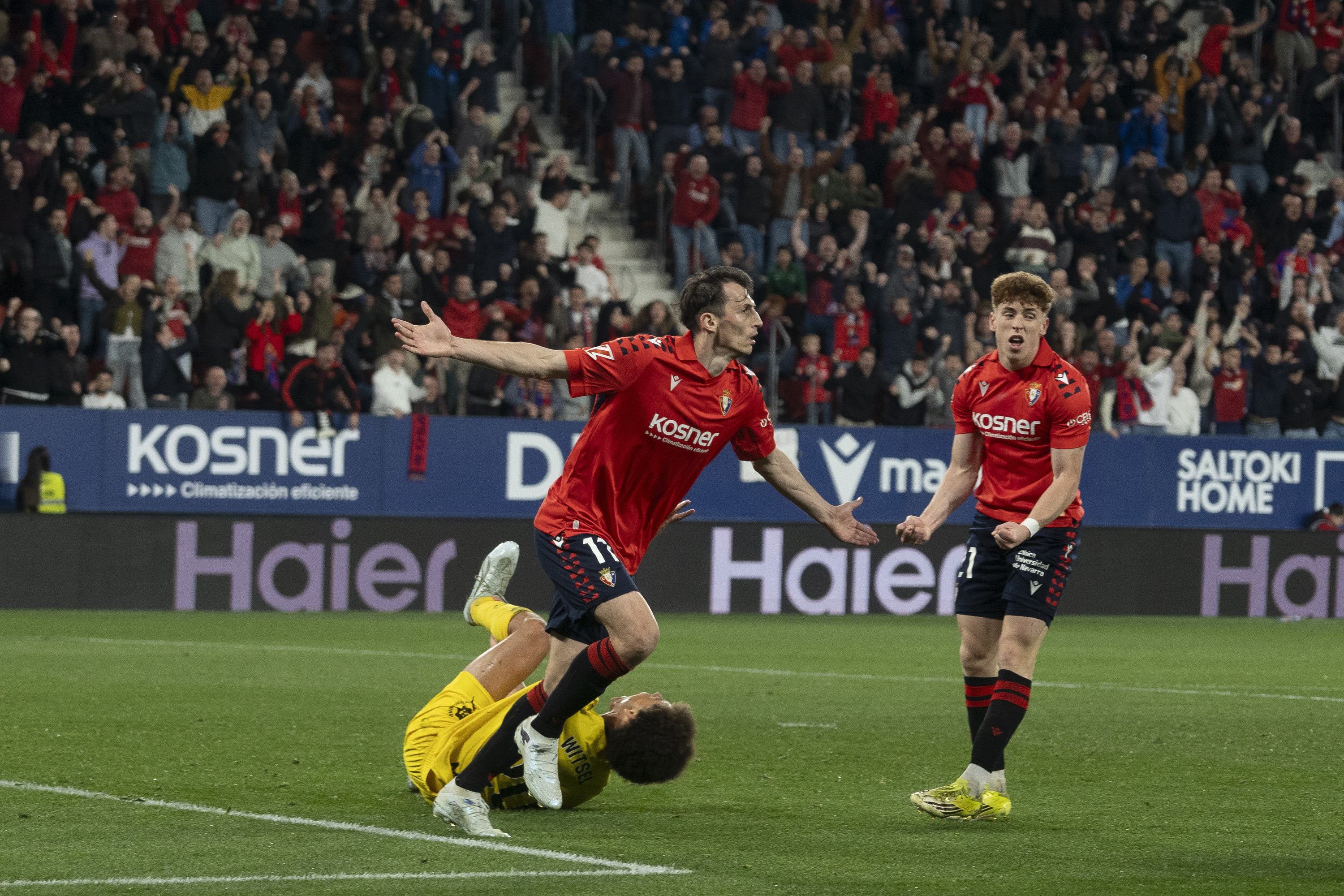 Budimir Osasunako aurrelaria Gironari sartutako gola ospatzen. IÑIGO URIZ / FOKU