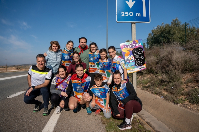 BERRIAko langileak Korrika egiteko zain, gaur goizean, Tuteratik Cintruenigora bidean. AITOR KARASATORRE / FOKU
