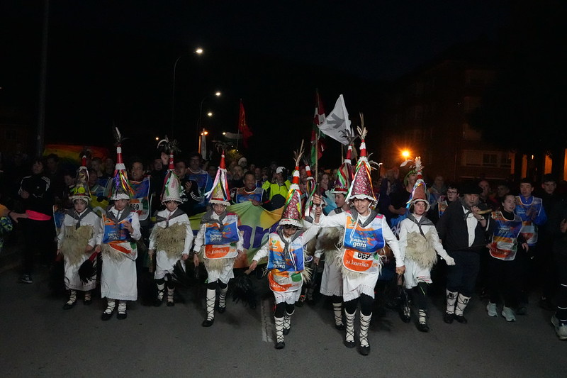 Joaldunak lekukoarekin eskuan. AEK