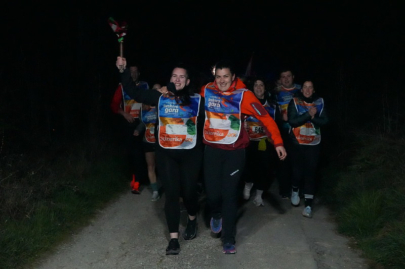 Ane Elordi Korrikako arduraduna, lekukoa eskuan duela. AEK