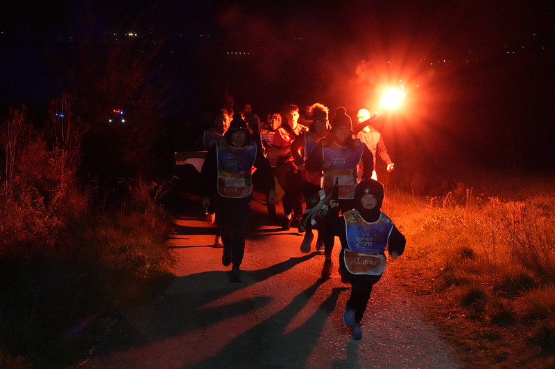 Bengalek argitzen dute bidea. AEK