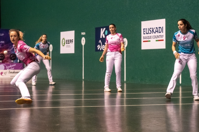 Lau pilotariak ahalegin betean. GORKA RUBIO / FOKU Lau pilotariak ahalegin betean. GORKA RUBIO / FOKU