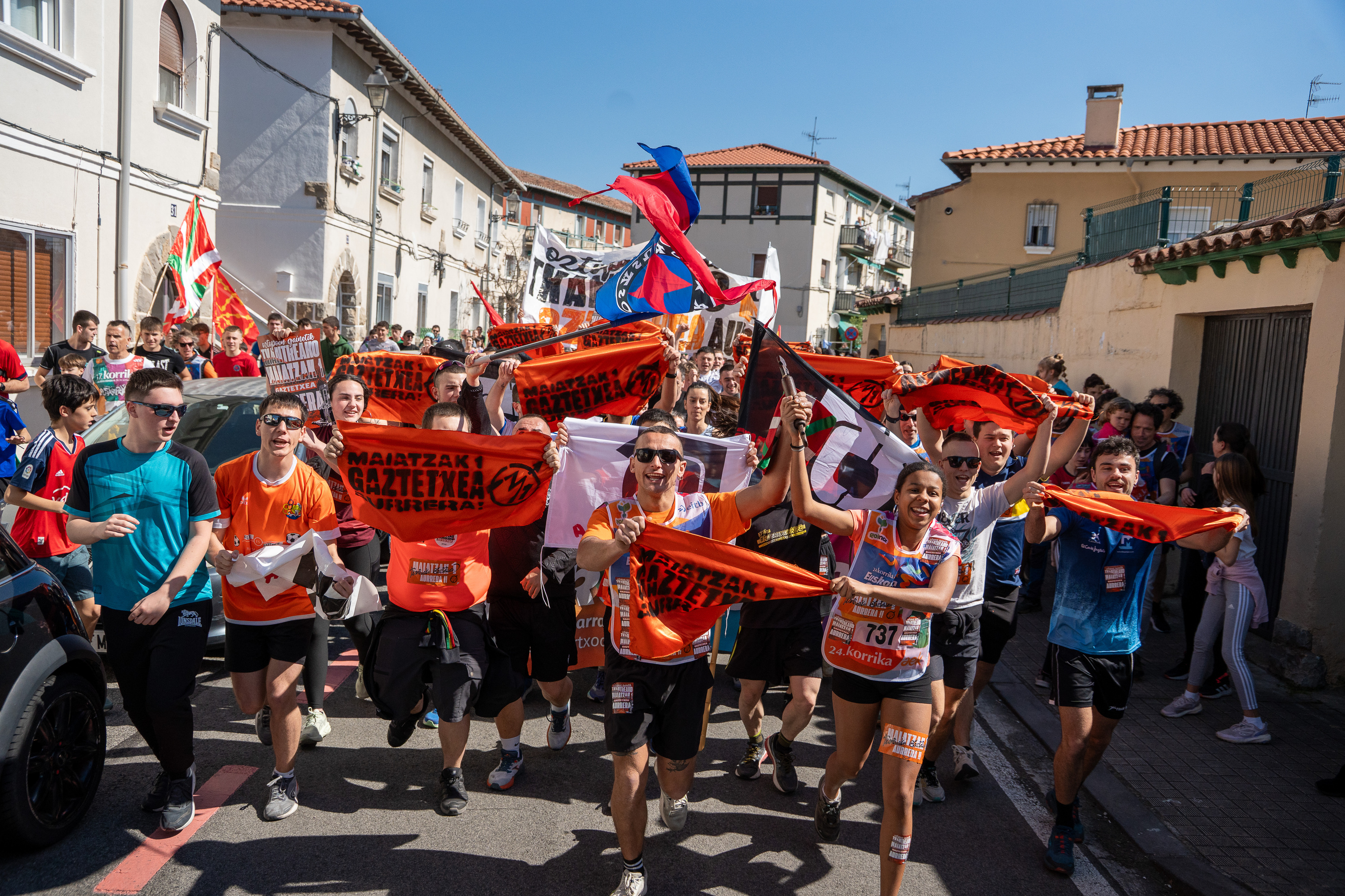 Maiatzak 1 gaztetxeko kideak lekukoarekin, Txantrean. AITOR KARASATORRE / FOKU