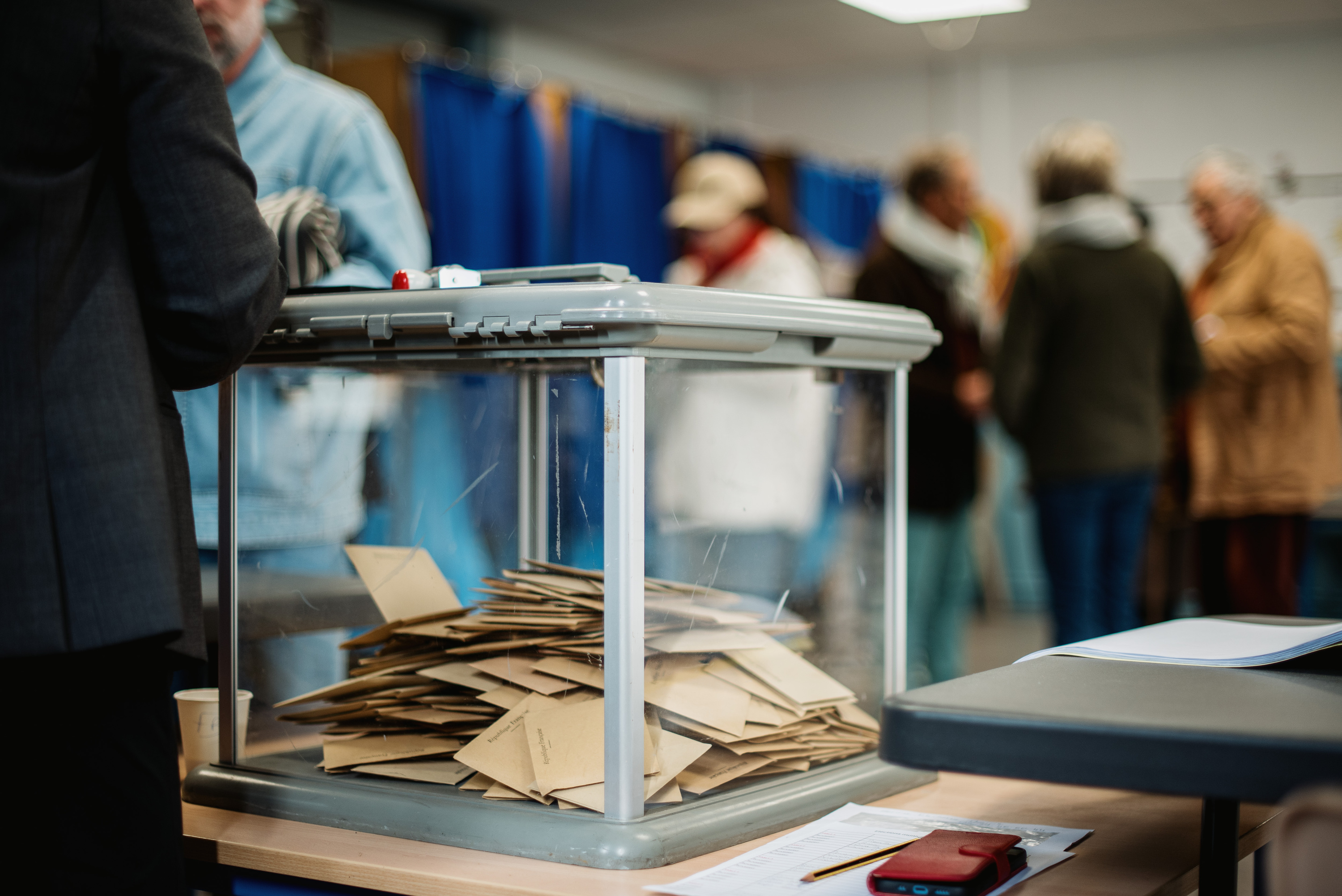 Herriko bozen bigarren itzulia, Baionako bozkaleku batean. GUILLAUME FAUVEAU
