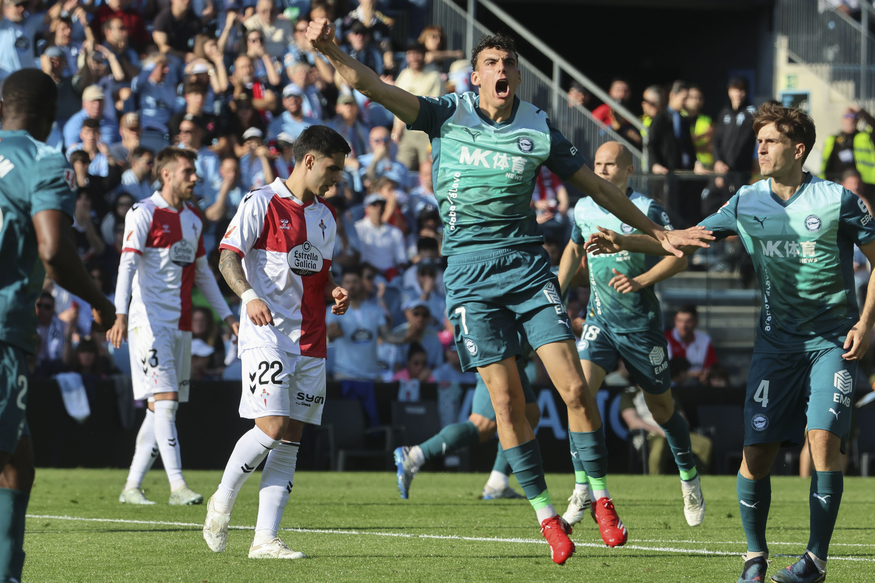 Angel Perez, Alavesen bigarren gola ospatzen. SALVADOR SAS / EFE