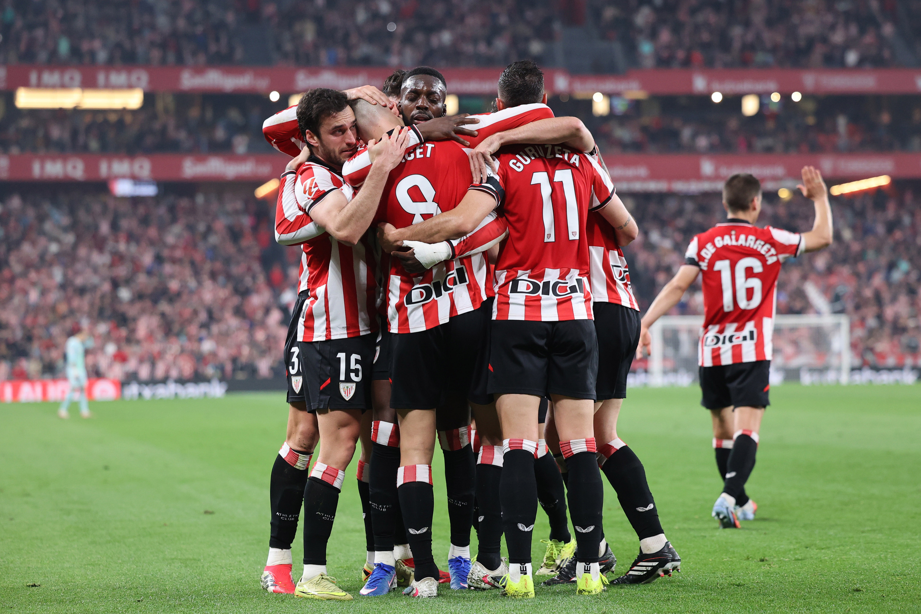 Athleticeko jokalariak gol bat ospatzen, gaur. OSKAR MATXIN EDESA / FOKU