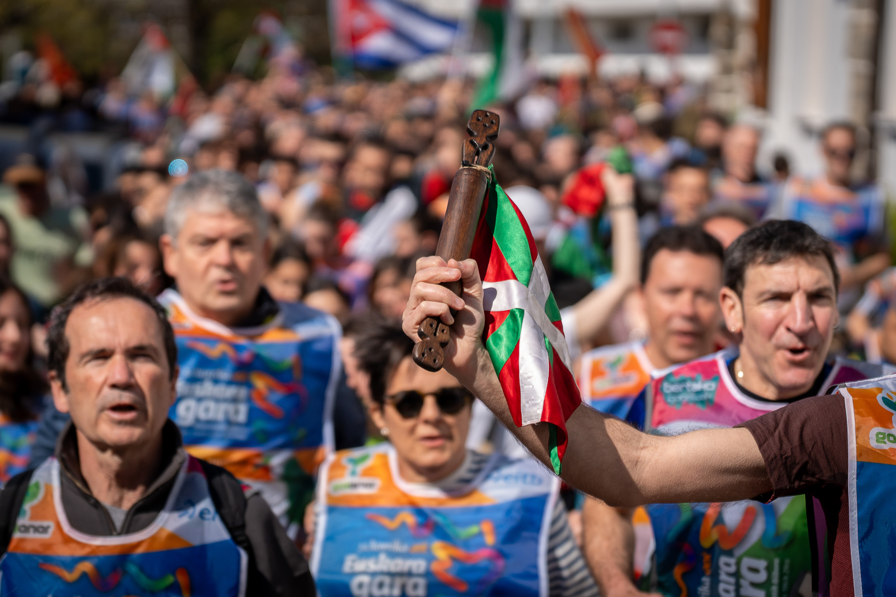 Ehunka eta ehunka herritar korrika, gaur goizean, Atarrabian. AITOR KARASATORRE / FOKU