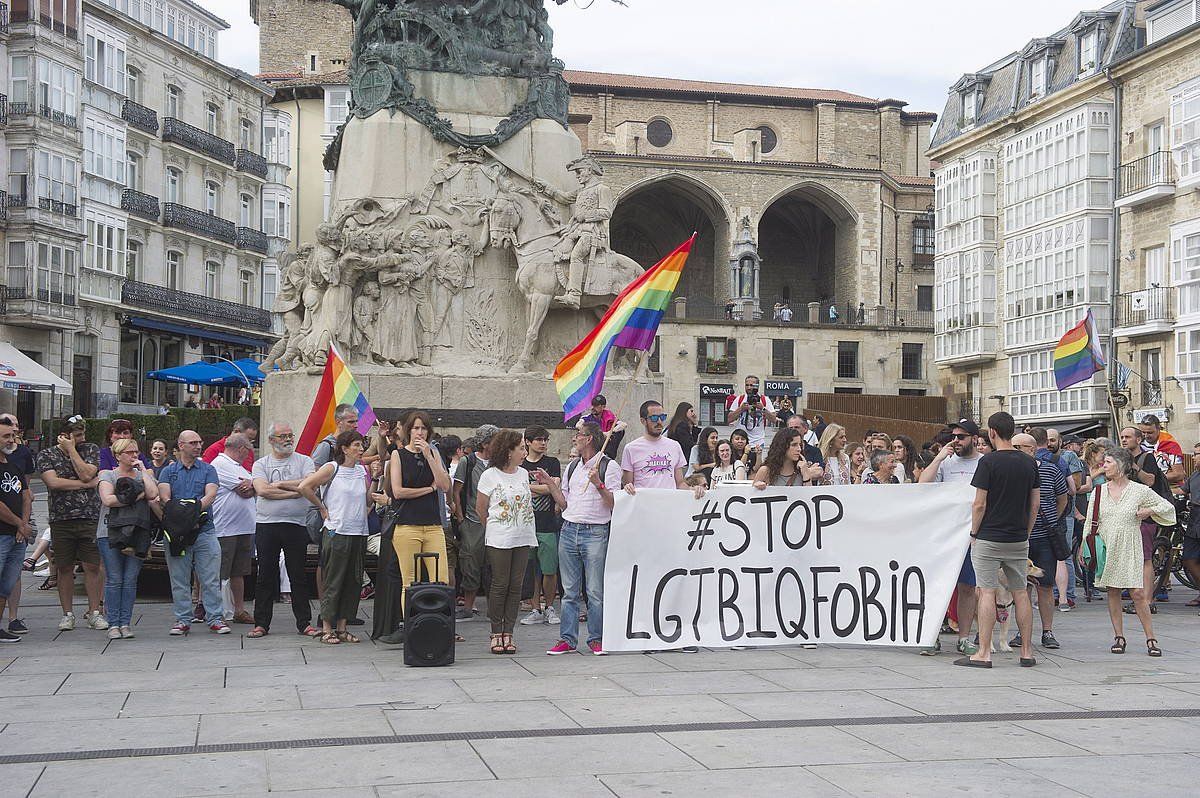 Eraso homofobo baten aurkako protesta Gasteizen, iazko uztailean. RAUL BOGAJO / FOKU