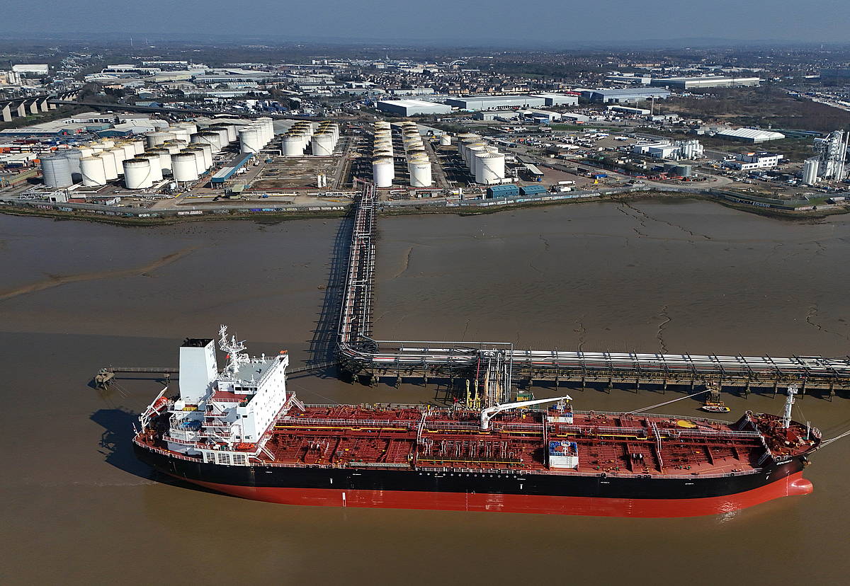 Petroliontzi bat Graysko petrolio eta gas biltegian, Ingalaterran. NEIL HALL / EFE