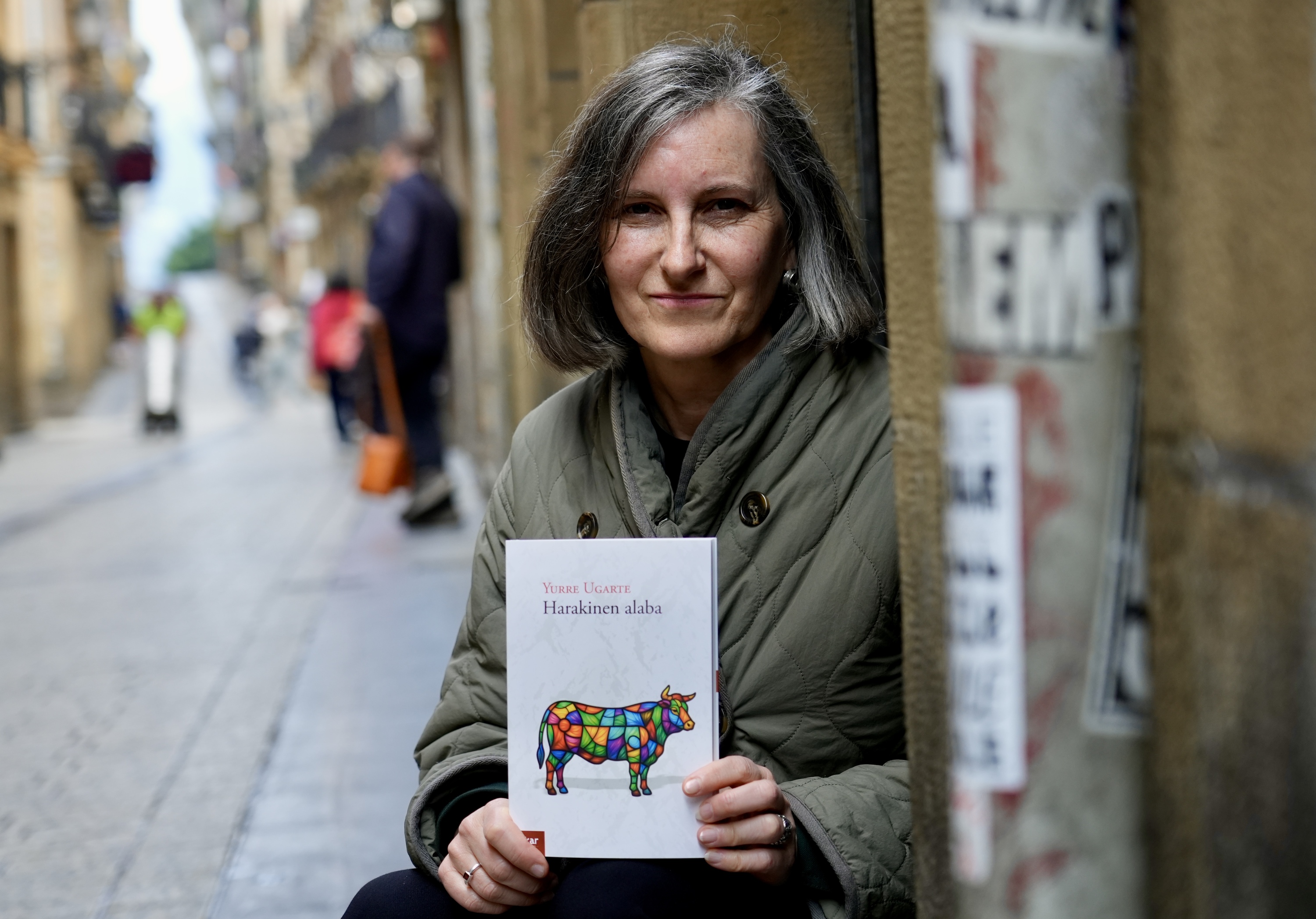 Yurre Ugarte, nobela berria eskuetan duela, gaur, Donostian. ANDONI CANELLADA / FOKU