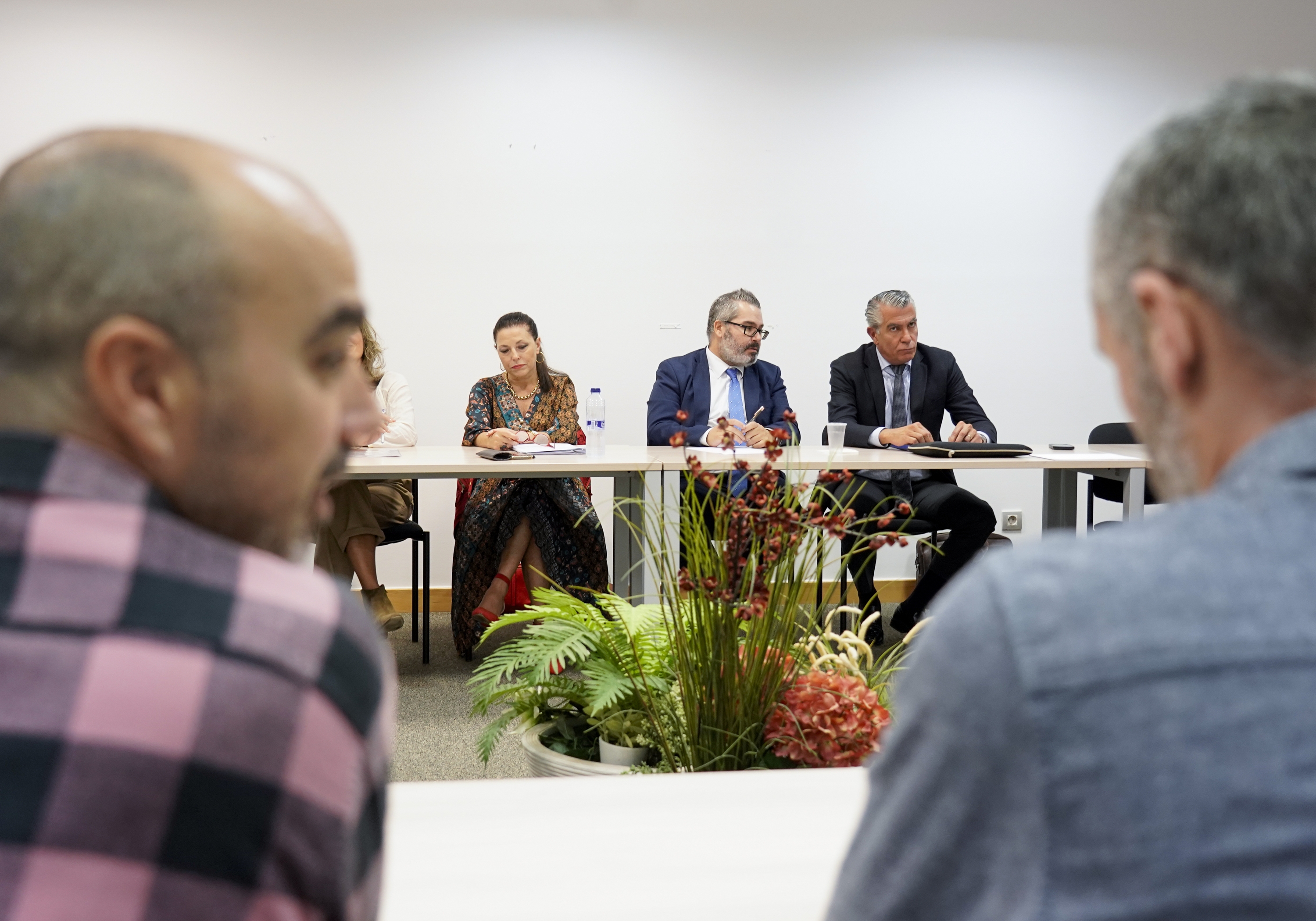 Sindikatuak eta Confebask, aurrez aurre, otsailean LHKren egoitzan egindako bilera batean. MARISOL RAMIREZ / FOKU