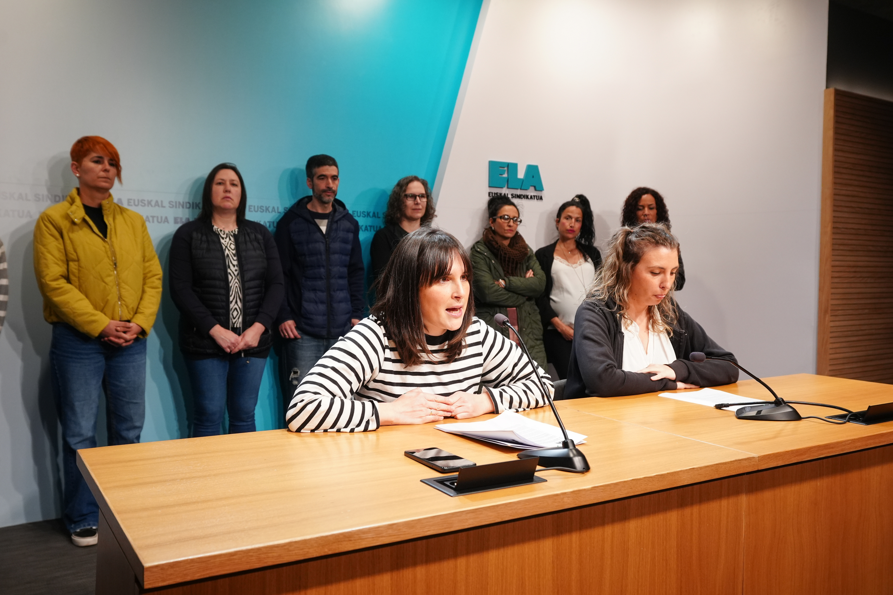 Janire Ornes, berbetan, ELAren Mercadonako ordezkari sindikalek lagunduta, gaur, Bilbon. ENDIKA PORTILLO / FOKU