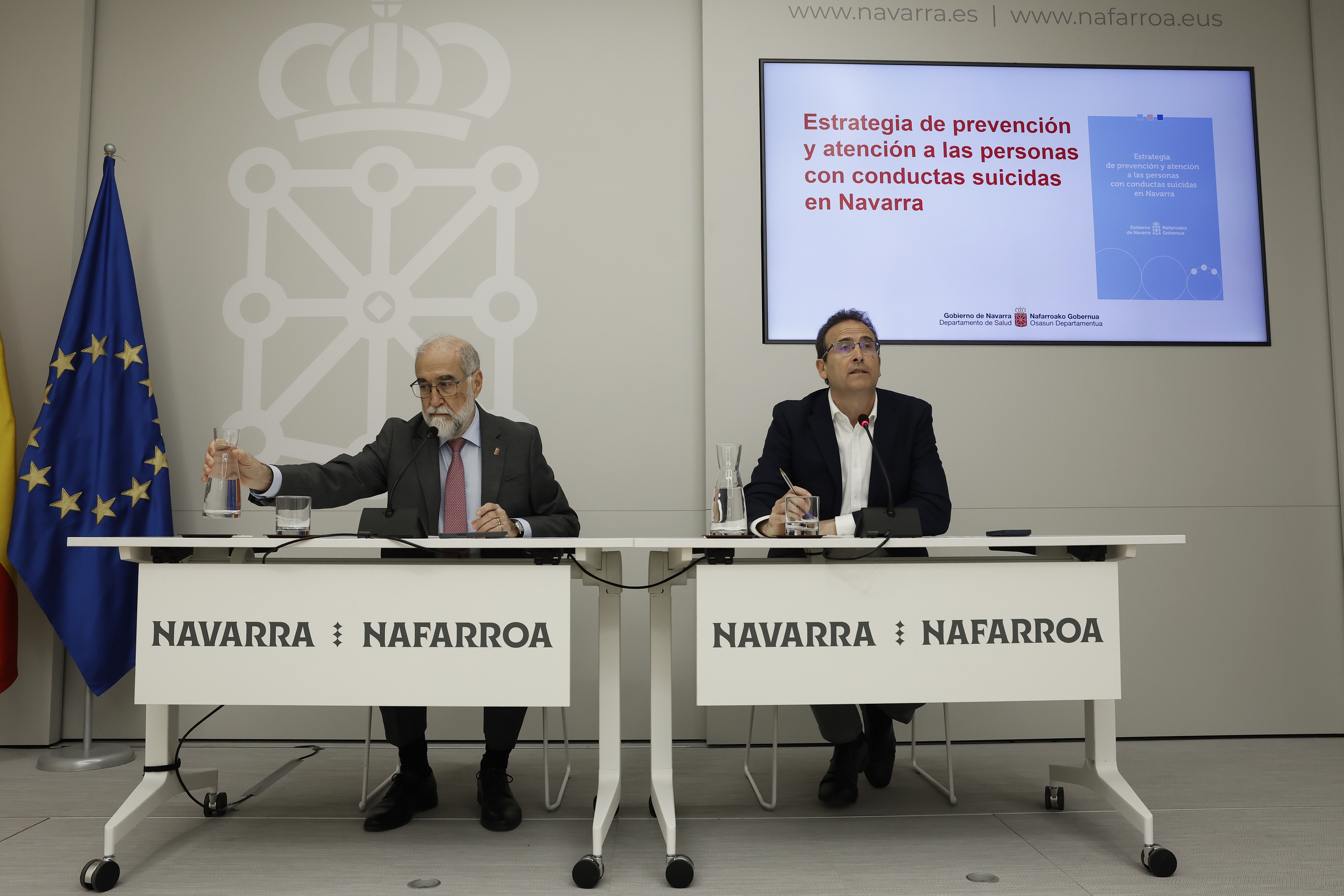 Fernando Dominguez Osasun kontseilaria eta Antonio Lopez Osasuneko zuzendari nagusia, gaurko aurkezpenean. JESUS DIGES / EFE